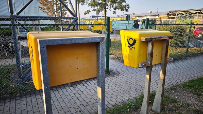 Briefkästen vor Briefzentrum (Archiv)