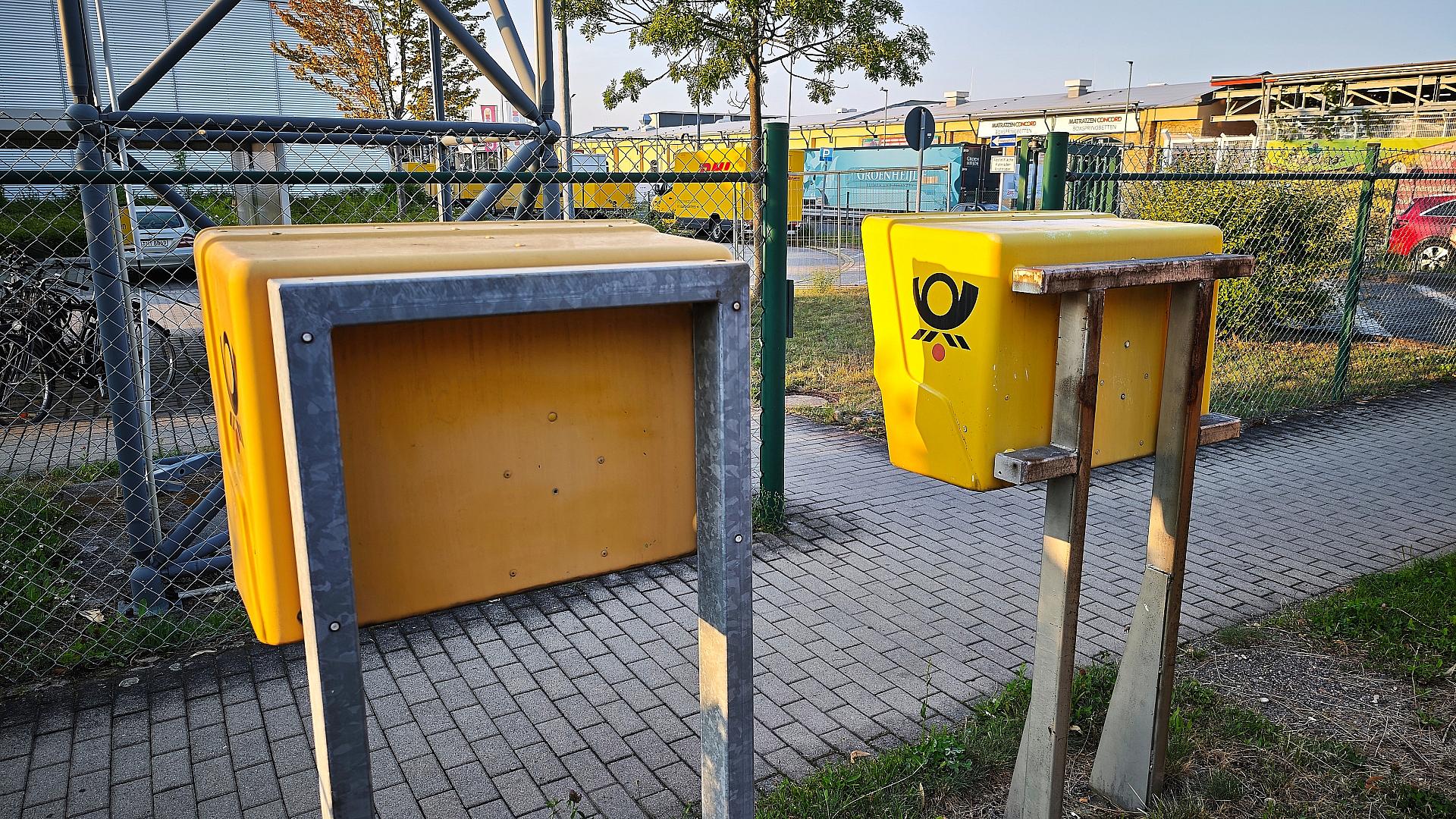 Post erhöht Briefporto deutlich 1 Briefkästen vor Briefzentrum (Archiv)
