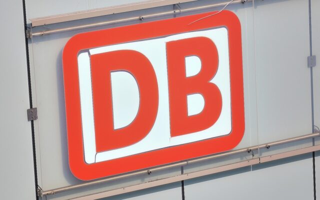 Bahn bietet Familienticket dauerhaft an 2 Logo der Deutschen Bahn (Archiv)