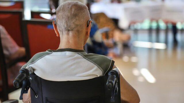 Rentenhaltelinie kostet Hunderte Millionen Euro mehr 5 Mann sitzt in einem Rollstuhl im Pflegeheim (Archiv)