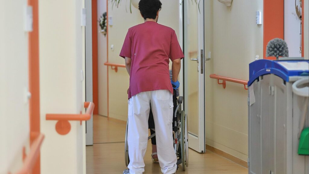 Pflegeverband warnt vor über 50.000 Kündigungen 1 Pfleger im Pflegeheim (Archiv)