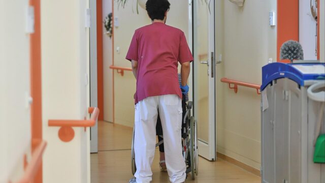 Städtetag kritisiert Pflegereform als Belastung für Kommunen 4 Pfleger im Pflegeheim (Archiv)