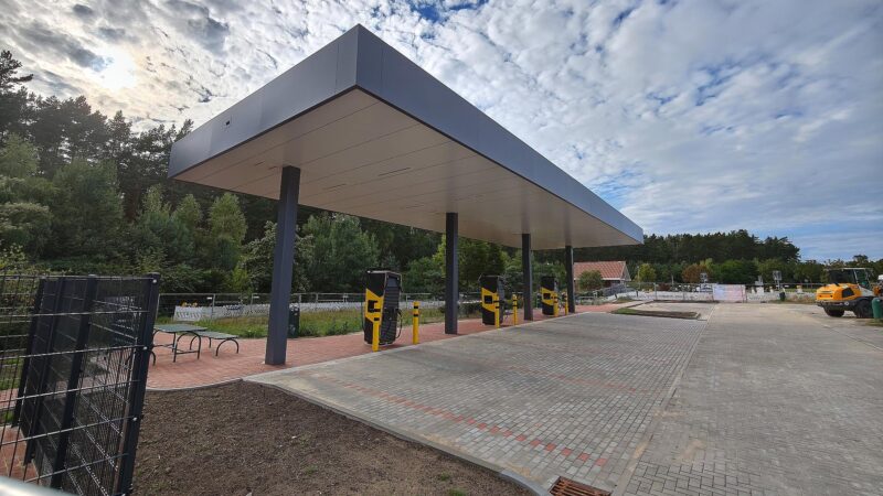 Neue Ladesäulen für Elektroautos an Autobahnen geplant 2 E-Ladesäulen der Autobahn GmbH (Archiv)