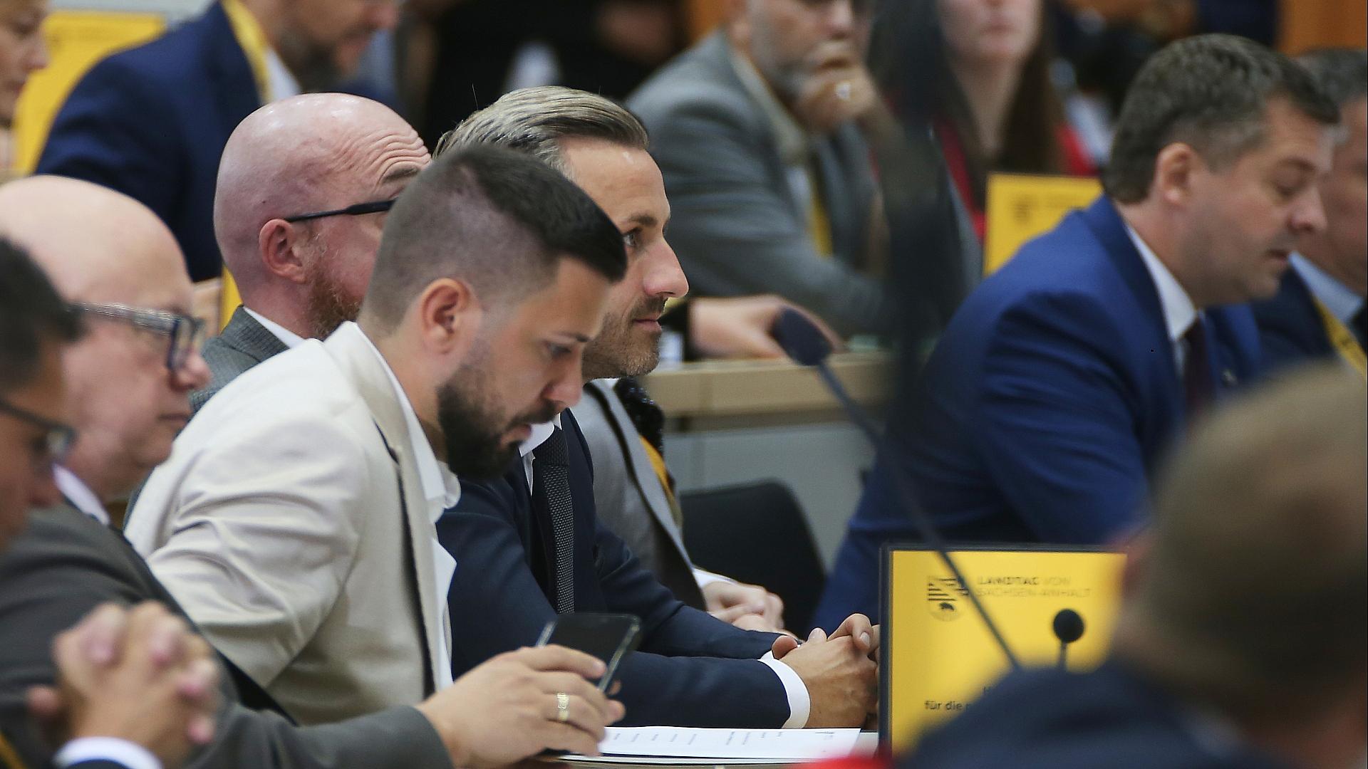 Sachsen-Anhalt: CDU-Fraktion will bei MP-Wahl Plenum verlassen 1 Konstituierende Sitzung des Landtags von Sachsen-Anhalt (Archiv)