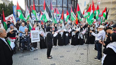 Palästinenser demonstrieren am Jahrestag des Hamas-Anschlags