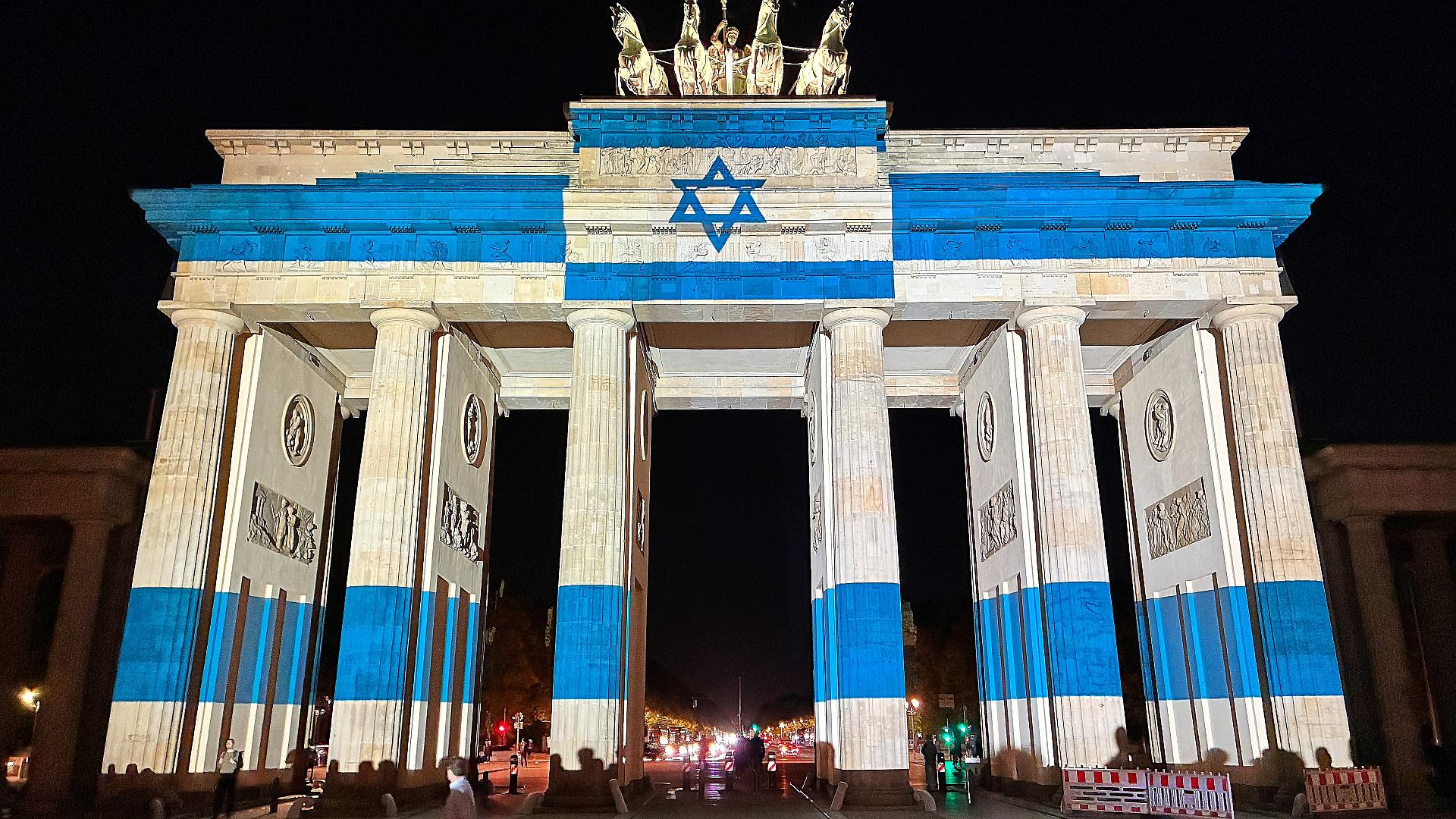 Brandenburger Tor in den Farben von Israel am 07.10.2026