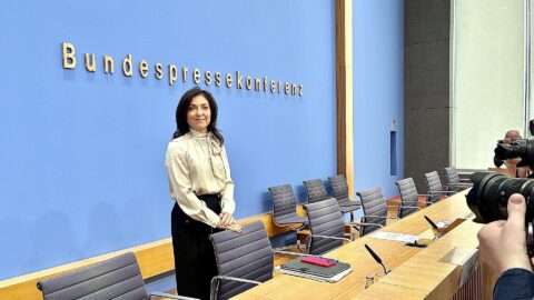 Bundesregierung hebt Wirtschaftsprognose deutlich an