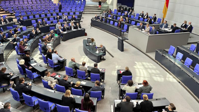 Bundestag stimmt für Erhöhung der Tabaksteuer 4 Bundestagssitzung am 15.10.2026