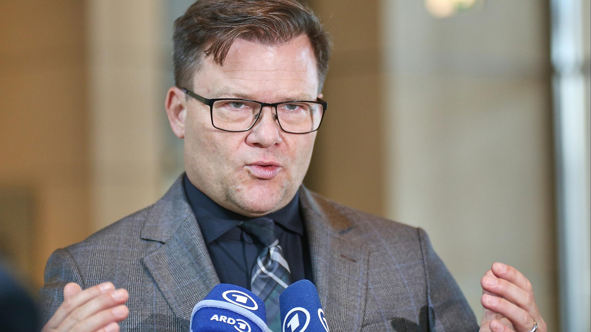 Verbrenner-Aus-Aus: Schneider fordert CO2-Ausgleich 1 Carsten Schneider am 16.10.2026