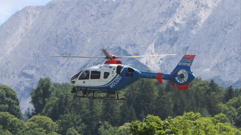 Innenministertreffen wegen Ausschreitungen kurzfristig abgesagt 5 Polizeihubschrauber nahe Schloss Elmau (Archiv)