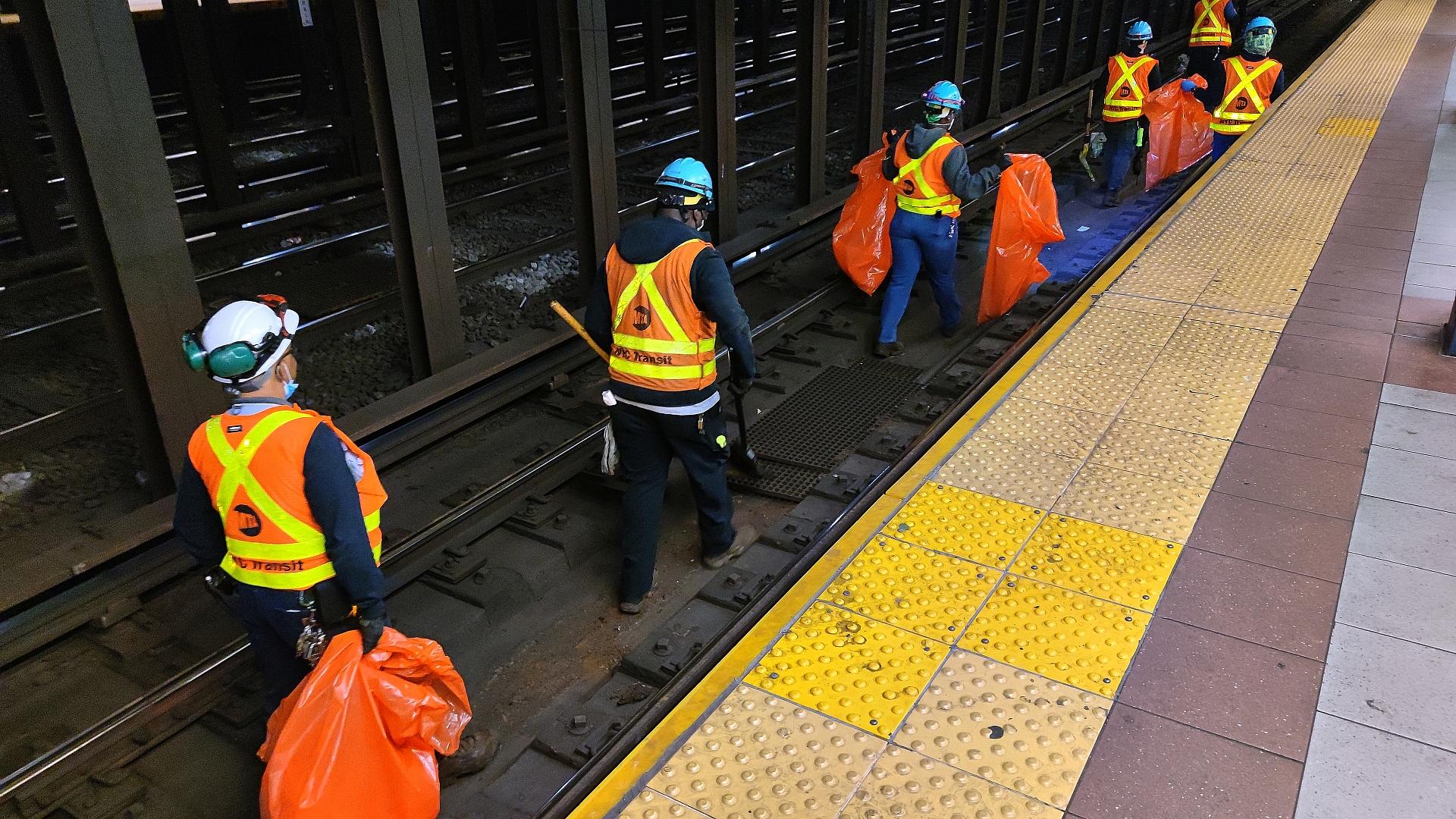 Reinigungskräfte in einer New Yorker U-Bahn-Station (Archiv)