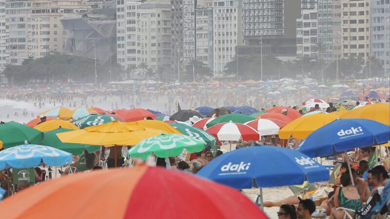 Präsidentschaftswahl in Brasilien: Bolsonaro überholt Lula 2 Strand der Copacabana in Rio de Janeiro