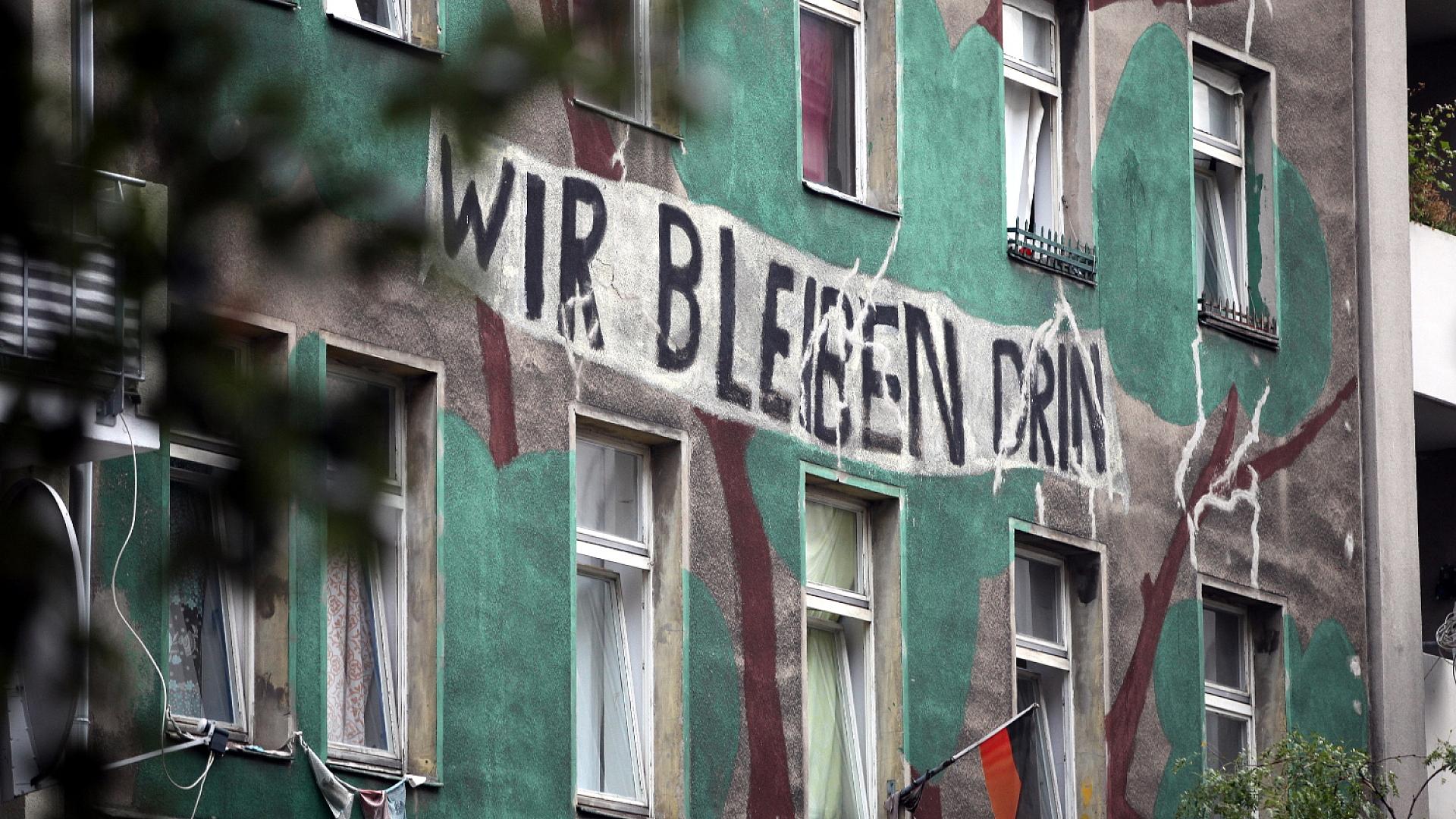 Linke fordert Verbot von Zwangsräumungen in Obdachlosigkeit 1 Besetztes Haus in Berlin-Kreuzberg (Archiv)