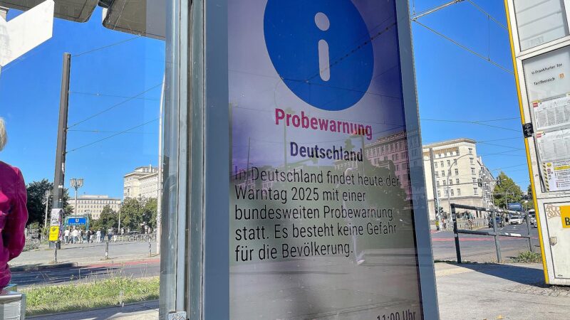 BfS-Umfrage: Zwei Drittel wollen Übungen für nuklearen Notfall 4 Probealarm auf einer digitalen Werbetafel (Archiv)