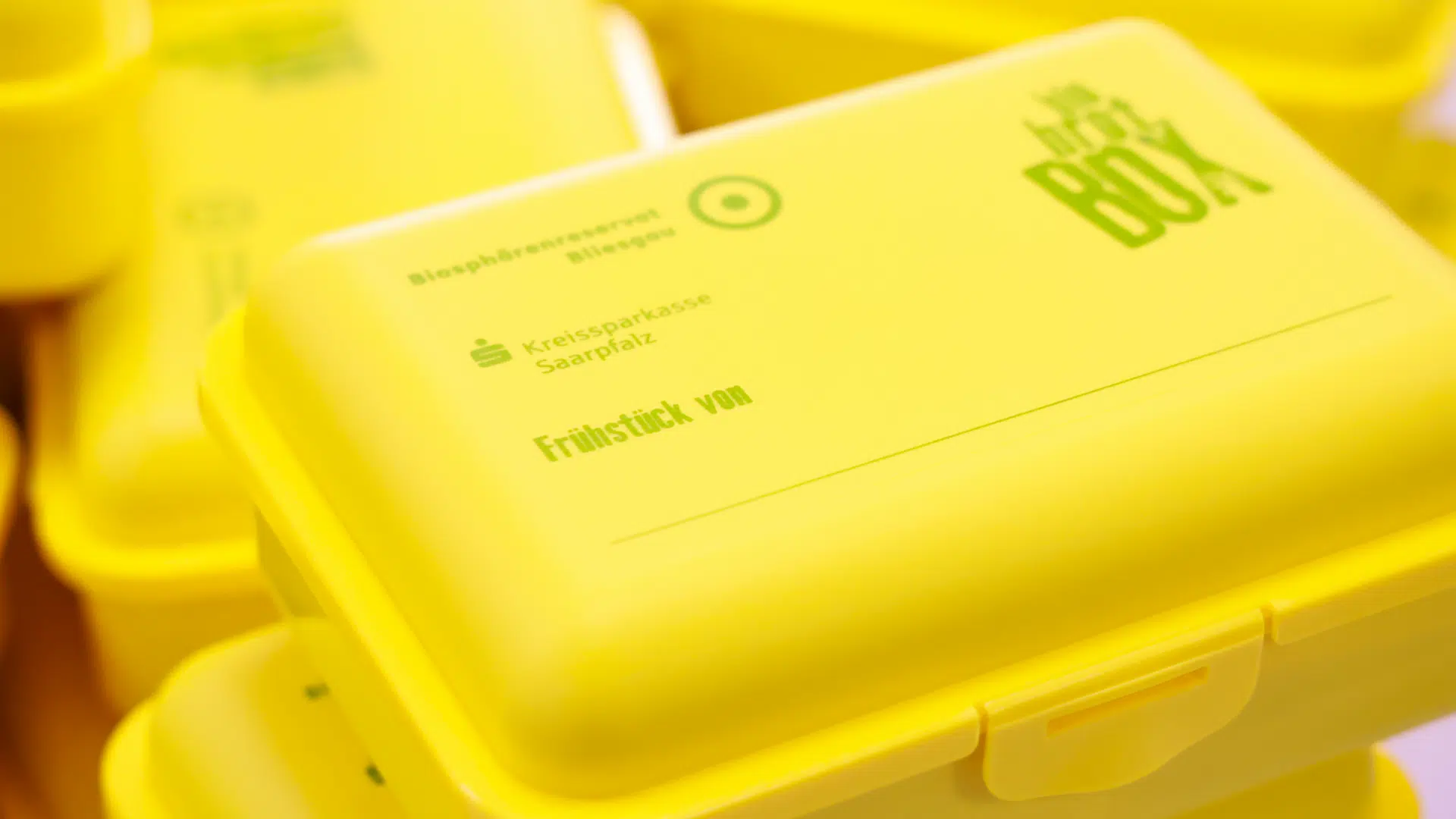 Bio-Brotbox-Aktion: 1.600 Boxen für Erstklässler im Bliesgau und in St. Ingbert 1 Aktuelles aus St. Ingbert | Bild: Stadt St. Ingbert Bliesgau-Bio-Brotbox 2026: St. Ingberter Erstklässler starten gesund in den Tag