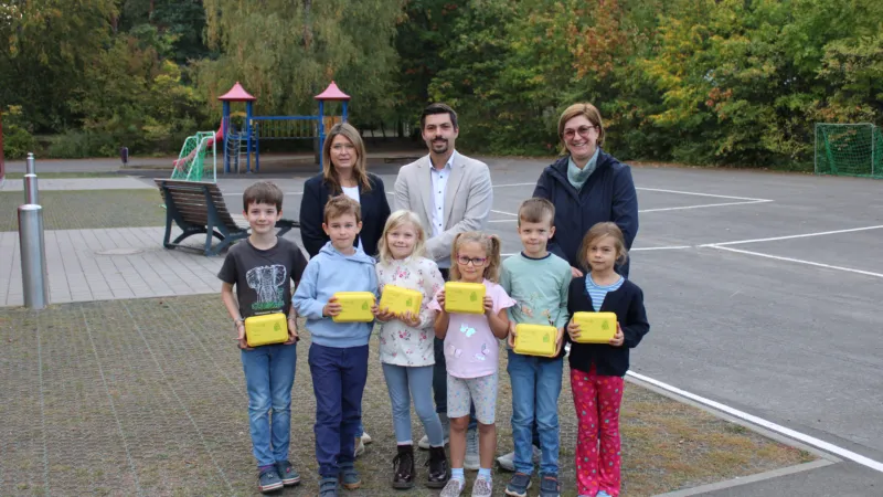 Rund 440 Bio-Brotboxen an Homburger Erstklässler verteilt