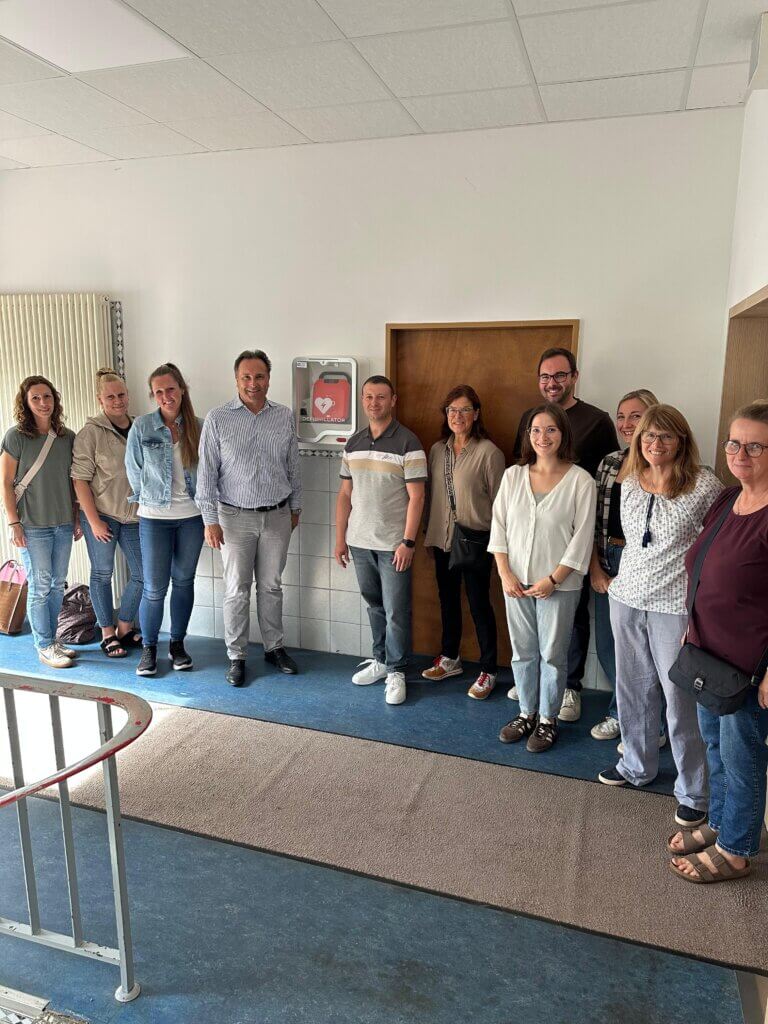 Eppelborn: Alle gemeindeeigenen Hallen haben jetzt einen Defibrillator 1 Aktuelles aus Eppelborn | Bild: Gemeinde Eppelborn Alle Hallen der Gemeinde sind nun mit Defibrillatoren ausgestattet