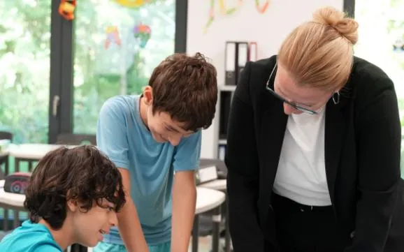 Bildungsministerin besucht Gemeinschaftsschule Ludwigspark im Rahmen der Startchancen-Tour