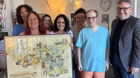 Landrat Sören Meng besucht Tagespflege in Neunkirchen