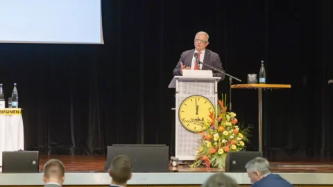 Ex-Verfassungsrichter Huber trägt sich ins Goldene Buch von St. Ingbert ein