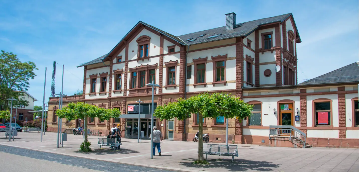 Deutsche Bahn untersagt Alkoholkonsum an Bahnhöfen ab 15. Oktober 1 Aktuelles aus St. Ingbert Blick auf den Eingang Hauptbahnhof St. Ingbert
