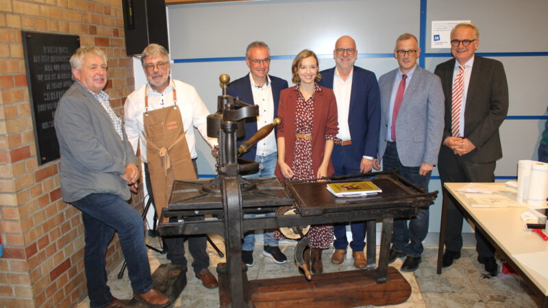 Historische Wirth-Presse im Homburger Siebenpfeifferhaus wieder in Betrieb genommen 4 Aktuelles aus Homburg Rund 200 Jahre alte Druckerpresse wurde im Homburger Siebenpfeifferhaus wieder in Betrieb genommen