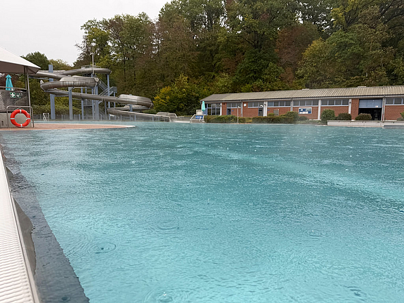 Aktuelles aus Völklingen Schwimmerbecken bei Regen
