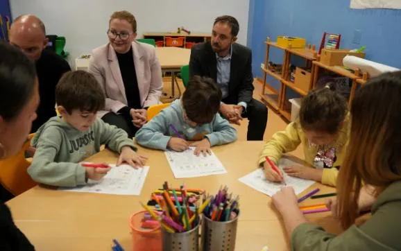 Bildungsministerin besucht Sprachförderangebot an Grundschule Wellesweiler