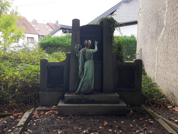 Aktuelles aus Friedrichsthal Foto eines alten Grabmals