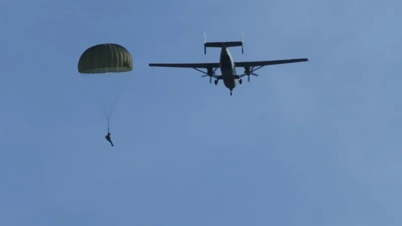 Bundeswehr übt Fallschirmsprünge im Raum Düren